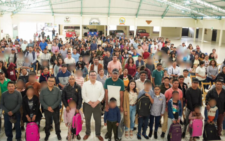 Ayuntamiento entrega mochilas y útiles escolares a hijos de trabajadores del SUTRAM