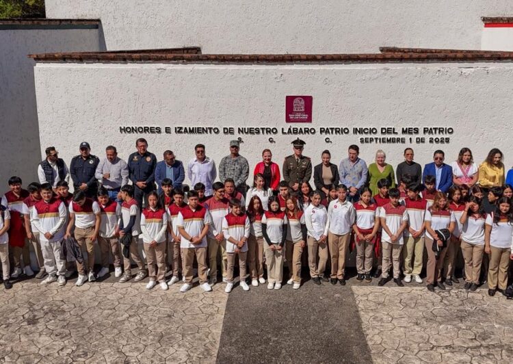 Inicia San Cristóbal celebraciones del mes patrio con izamiento de bandera monumental