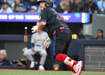 Toronto remonta frente a Cincinnati; líder en el Este