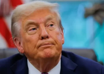 Trump niega cambio de régimen en Venezuela pero refuerza presencia militar