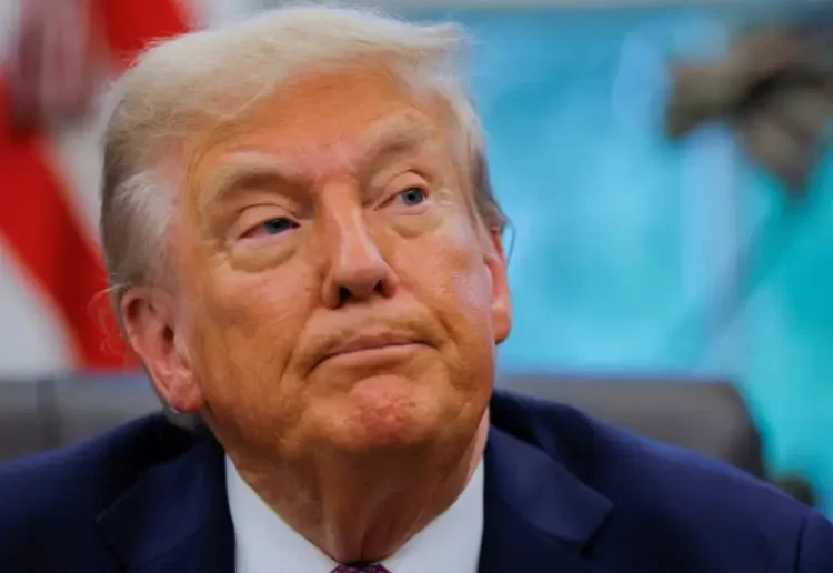 Trump niega cambio de régimen en Venezuela pero refuerza presencia militar