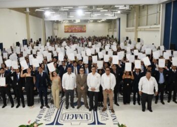 Entregan documentos a 146 jóvenes que egresaron de la Licenciatura en Arquitectura de la UNACH