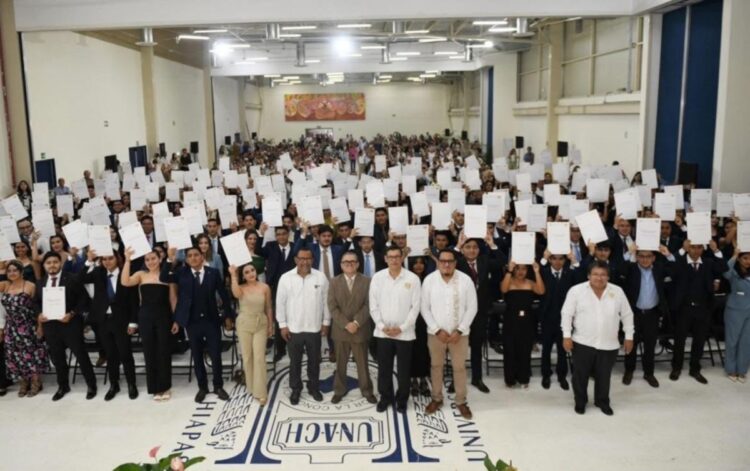 Entregan documentos a 146 jóvenes que egresaron de la Licenciatura en Arquitectura de la UNACH