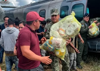 En helicópteros, Defensa lleva comida a afectados por lluvias; instalan centros de mando