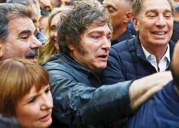 Argentina y EU formalizan swap por 20 mil mdd previo a elección