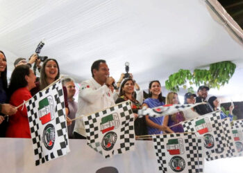 Eduardo Ramírez da el banderazo de arranque ceremonial a La Carrera Panamericana: ‘De vuelta a casa’