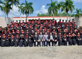Guillermo Nieto apadrina la Primera Generación de la Licenciatura en Derecho de la Unach extensión Tapachula