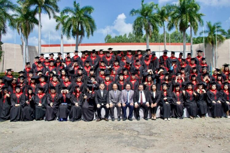 Guillermo Nieto apadrina la Primera Generación de la Licenciatura en Derecho de la Unach extensión Tapachula
