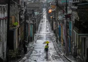 Huracán ‘Melissa’ provoca inundaciones de calles y casas tras tocar tierra en Cuba