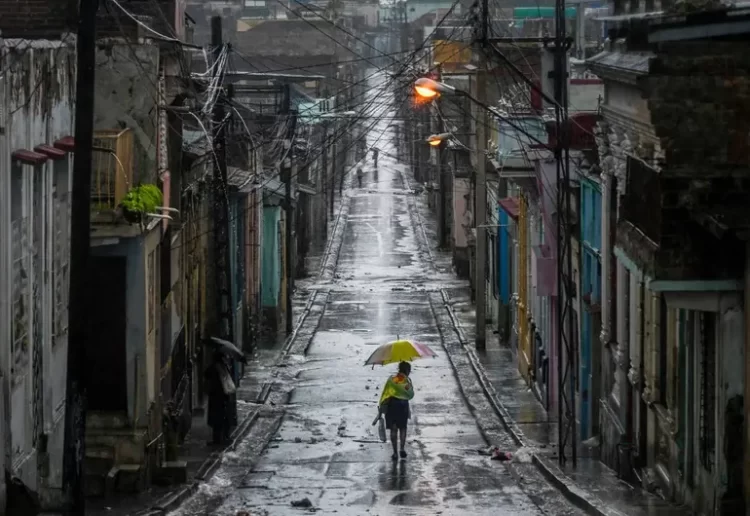 Huracán ‘Melissa’ provoca inundaciones de calles y casas tras tocar tierra en Cuba