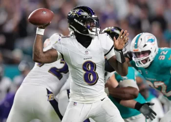 Lamar Jackson regresa con triunfo de Ravens sobre Dolphins