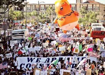 Opositores recalcan a Trump: no queremos reyes; de costa este a oeste