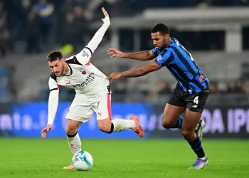 Santi Gimenez sale lesionado en empate del Milan