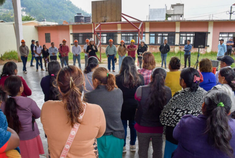 Inicia Fabiola Ricci obra de pavimentación en la colonia Artículo 115 de San Cristóbal