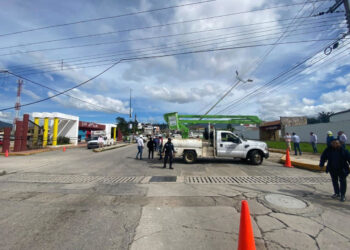 Atienden caída de postes y cables en el Boulevard Ignacio Allende