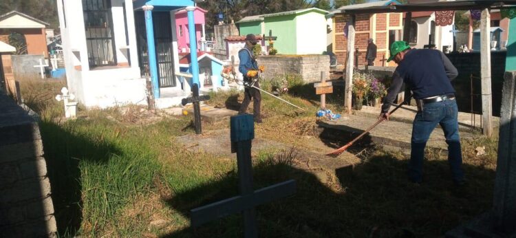 Realizan acciones de limpieza y mantenimiento en el Panteón Municipal 