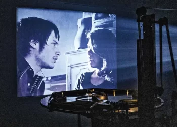 González Iñárritu vuelve a morder; sueño perro: instalación celuloide