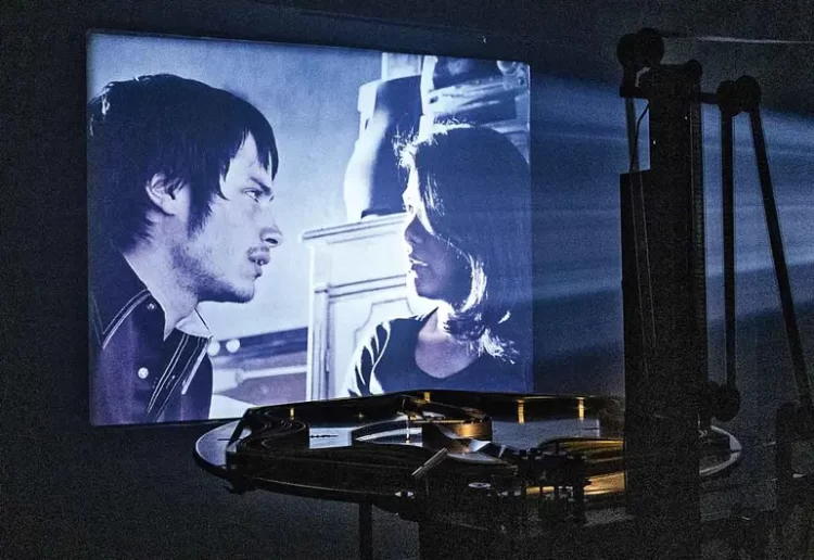 González Iñárritu vuelve a morder; sueño perro: instalación celuloide