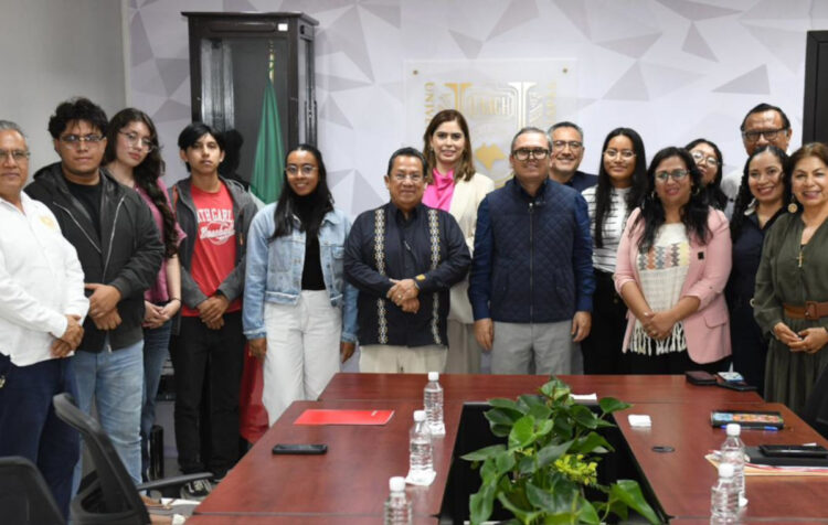 Entrega la iniciativa privada becas a estudiantes de la UNACH