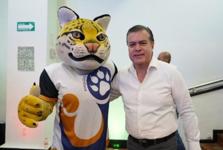 La Unach nos enseña que el conocimiento y el humanismo van de la mano: Paco Chacón