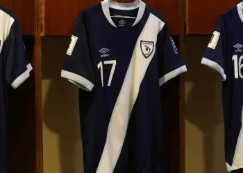 Manta en Guatemala pone en advertencia al árbitro mexicano César Ramos