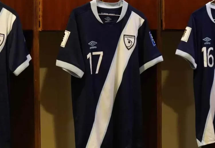 Manta en Guatemala pone en advertencia al árbitro mexicano César Ramos