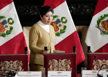 Perú ordena captura internacional de exprimera ministra Betssy Chávez