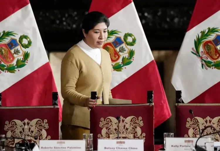 Perú ordena captura internacional de exprimera ministra Betssy Chávez