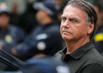 Defensa de Bolsonaro pide prisión domiciliaria por salud ante fallo de 27 años