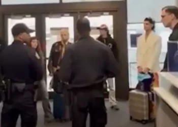 Ca7riel y Paco Amoroso son retenidos en EU tras grabar video durante vuelo