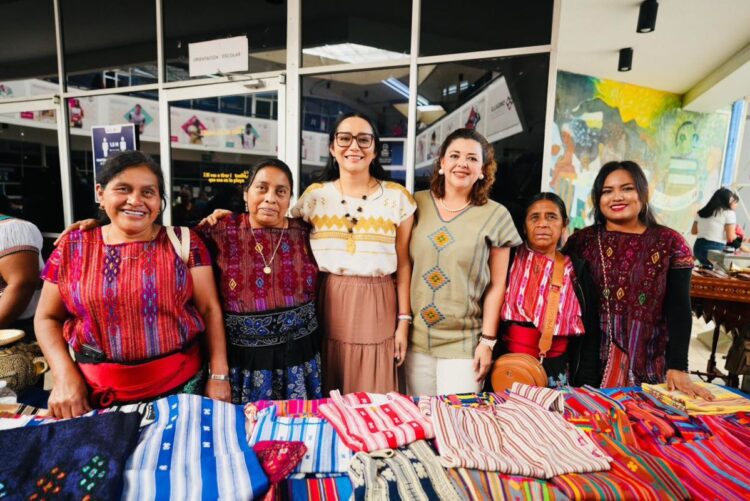 Cobach abre sus puertas a artesanas de la región alta de Chiapas