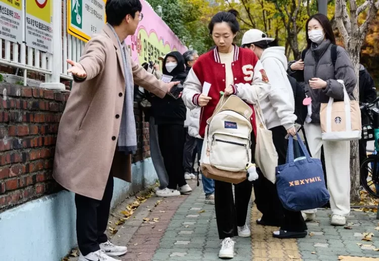 Corea del Sur detiene vuelos, retrasa bancos y libera calles por el ‘Suneung’