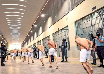 Deportados a mega cárcel acusan tortura; informe de Human Rights Watch