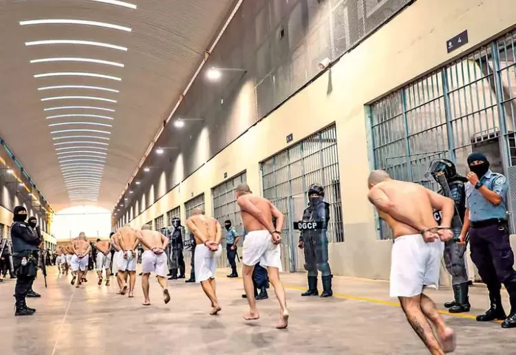 Deportados a mega cárcel acusan tortura; informe de Human Rights Watch