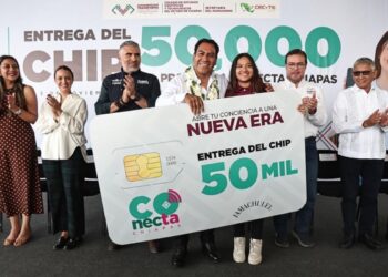 Eduardo Ramírez entrega el chip número 50 mil del programa Conecta Chiapas