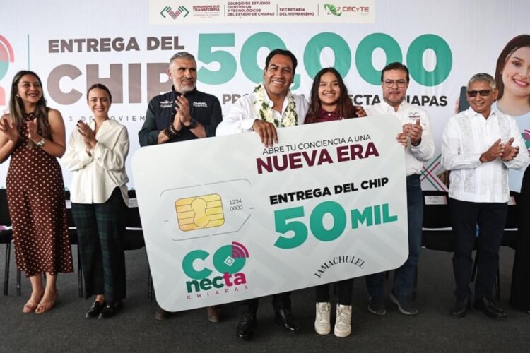 Eduardo Ramírez entrega el chip número 50 mil del programa Conecta Chiapas