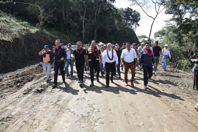 En San Fernando, Eduardo Ramírez constata avances de caminos