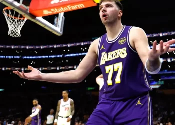 Estrella de Lakers prende alertas con críticas en la NBA