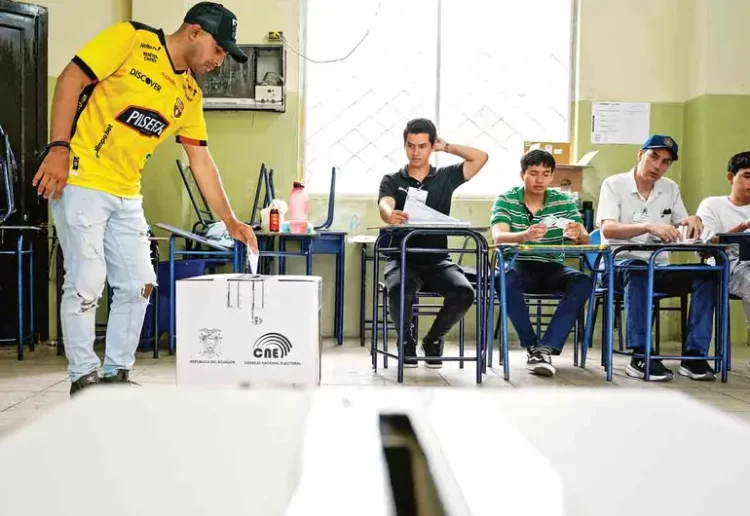 Golpe a Noboa: votan en contra de su referendo; respetará voluntad del pueblo