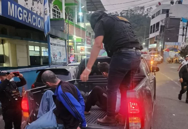 Guatemala entrega a El Salvador a dos presuntos miembros de MS-13; fueron expulsados de México