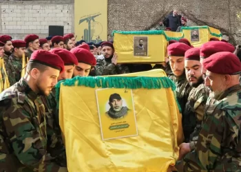 Hezbolá entierra a su jefe militar tras bombardeo israelí en el sur de Beirut