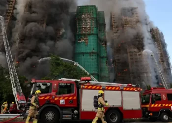 Tragedia en Hong Kong: incendio deja 94 muertos y decenas de desaparecidos