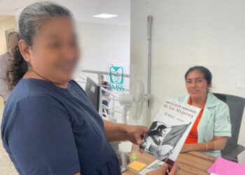 Entrega IMSS Chiapas cartilla de derechos de la mujer para fortalecer acceso a salud e información