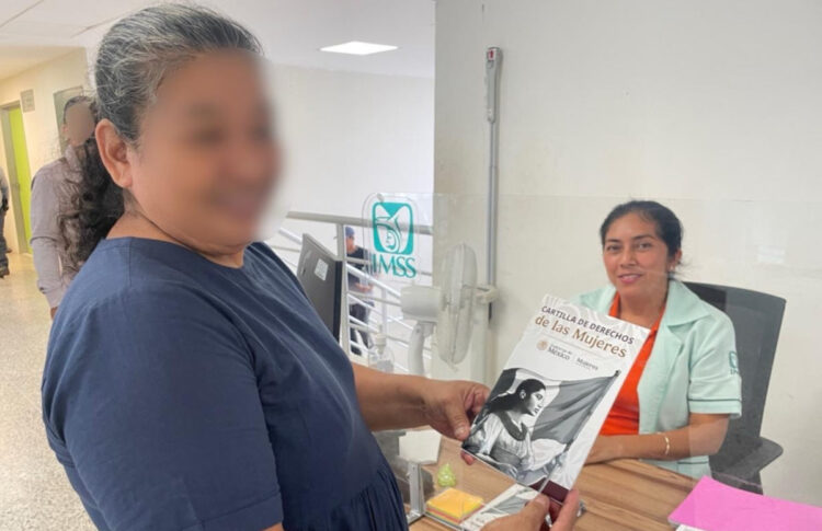 Entrega IMSS Chiapas cartilla de derechos de la mujer para fortalecer acceso a salud e información