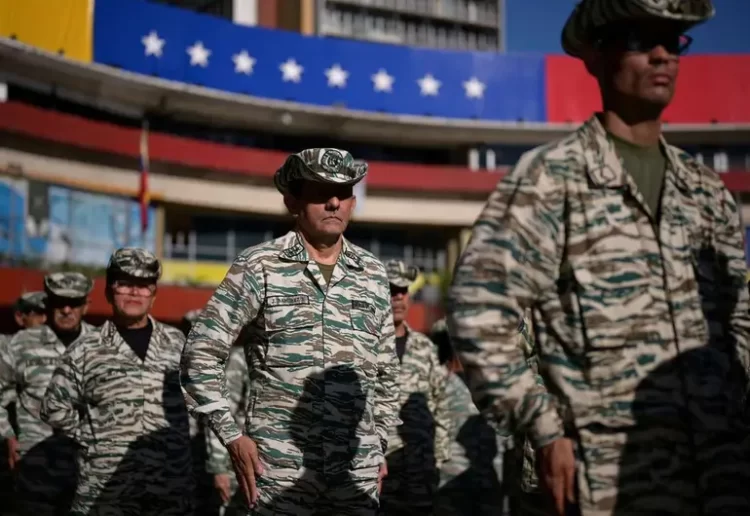 Militares venezolanos preparan respuesta guerrillera en caso de ataque de EU