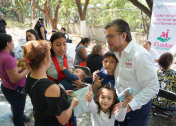 Entrega Paco Chacón apoyos del programa Cuidar es Amar