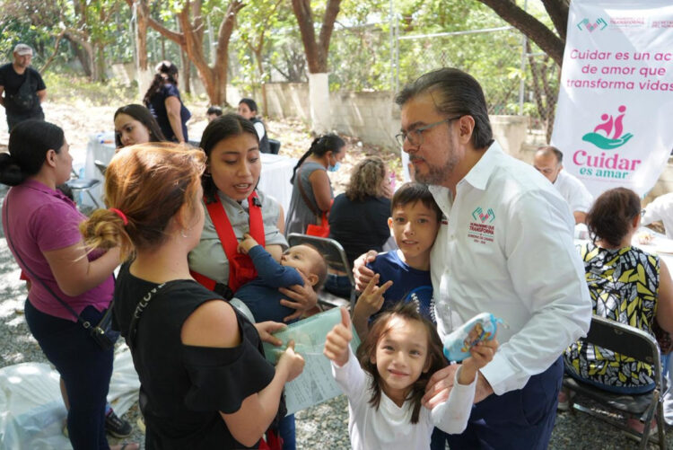 Entrega Paco Chacón apoyos del programa Cuidar es Amar