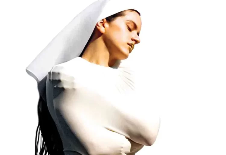 Rosalía, se hizo la Lux; celebra la mística femenina