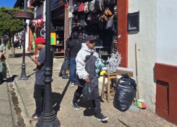 Supervisan y retiran obstrucciones en andadores del Centro de San Cristóbal