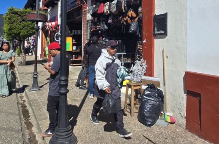 Supervisan y retiran obstrucciones en andadores del Centro de San Cristóbal